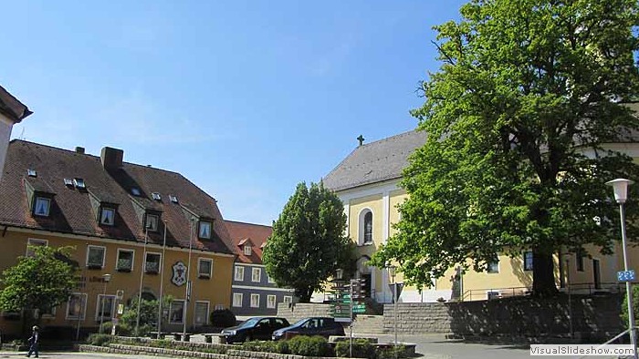 Der Martkplatz mit Pfarrkirche