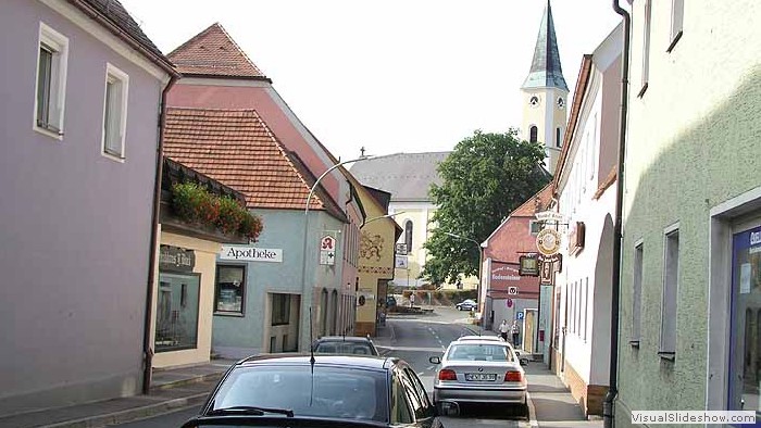 Hauptstraße mit Blick zur Pfarrkirche