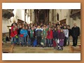 Gruppenbild in der Niedermünsterkirche mit dem Firmspender