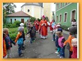 Die Kindergartenkinder begrüßen freudig Prälat Wilhelm im Pfarrgarten