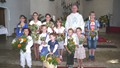 Kinder und Pfarrer Most nach dem Festgottesdienst in Moosbach