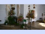 Pfarrkirche: Blumengestecke am Marienaltar