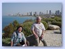 Maria und Hans vor der Kulisse Tel Aviv