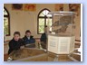 Kinder mit Bärenkopf im Museum